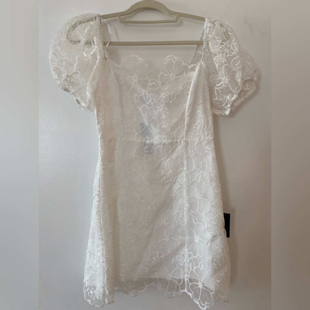 LULUS NEVER WORN NWT Mini White Dress w Puff Sleeves and Floral Overlay SIZE XS